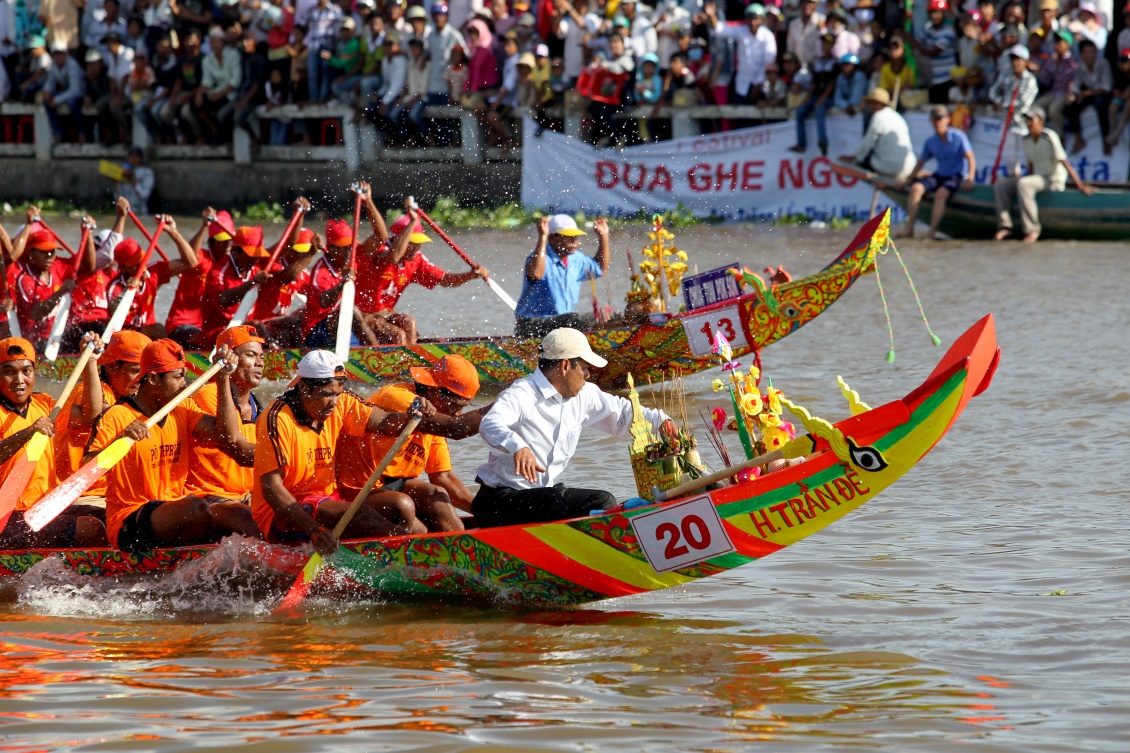 Các biểu tượng thiêng gắn với chiếc ghe ngo trong văn hóa Khmer Nam Bộ