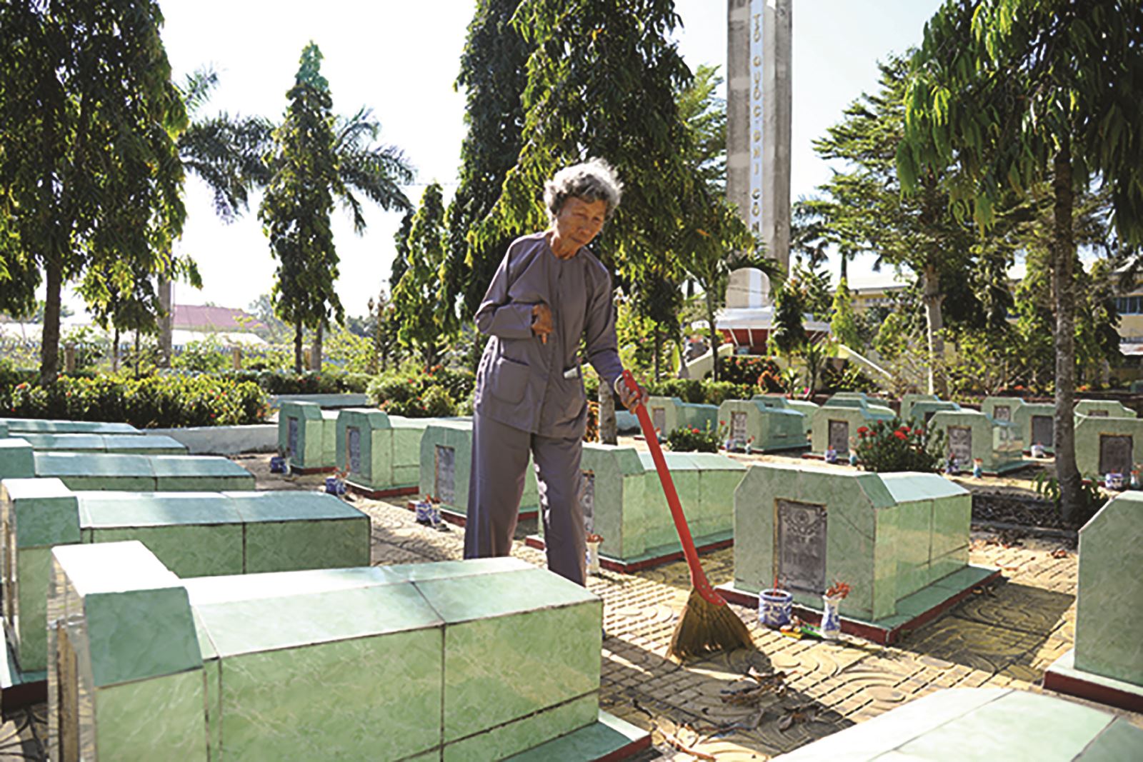 Nữ thương binh bán vé số dạo dành tiền trùng tu nghĩa trang