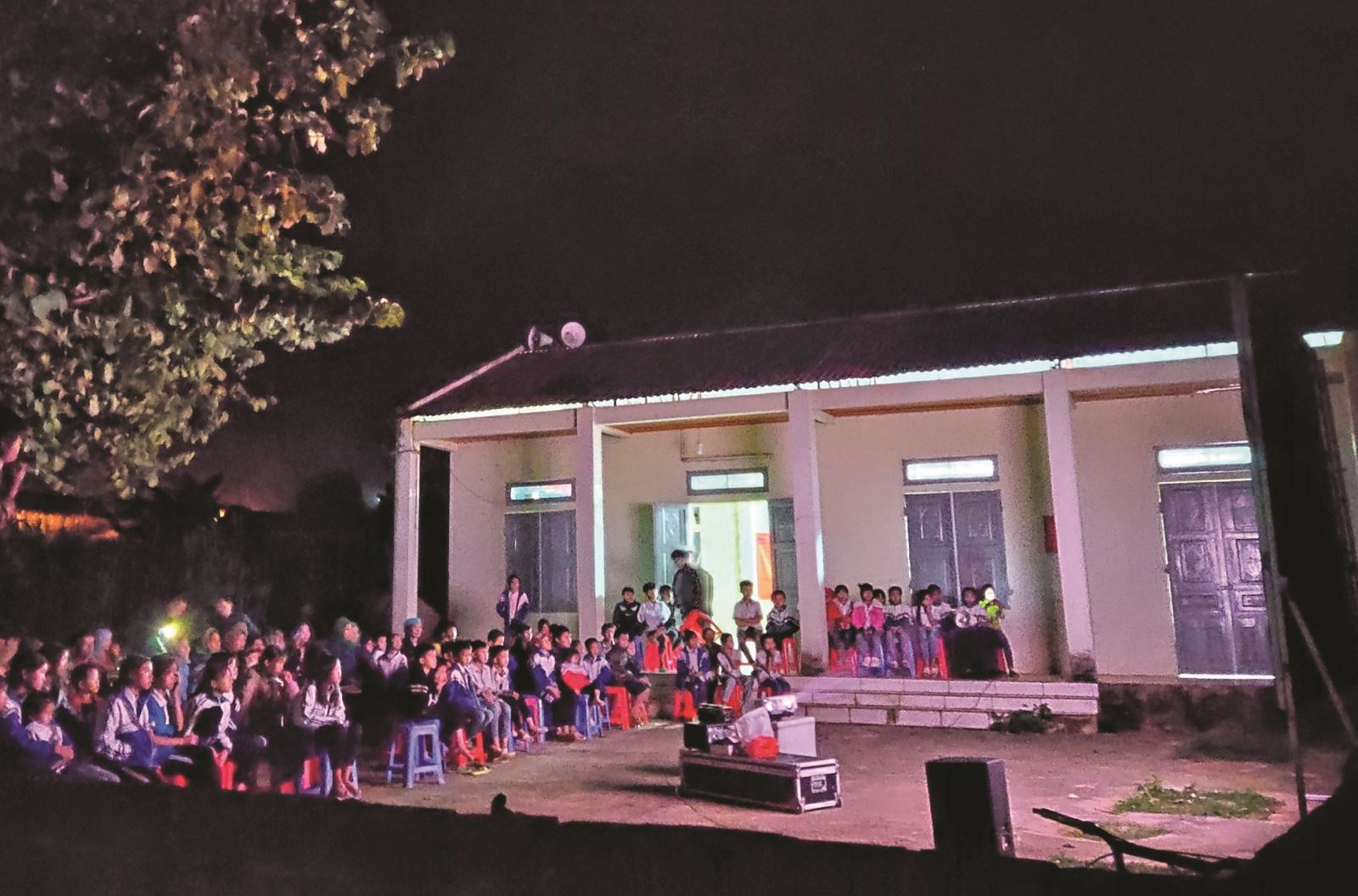 Nhọc nhằn “cõng phim về nơi bản khó”