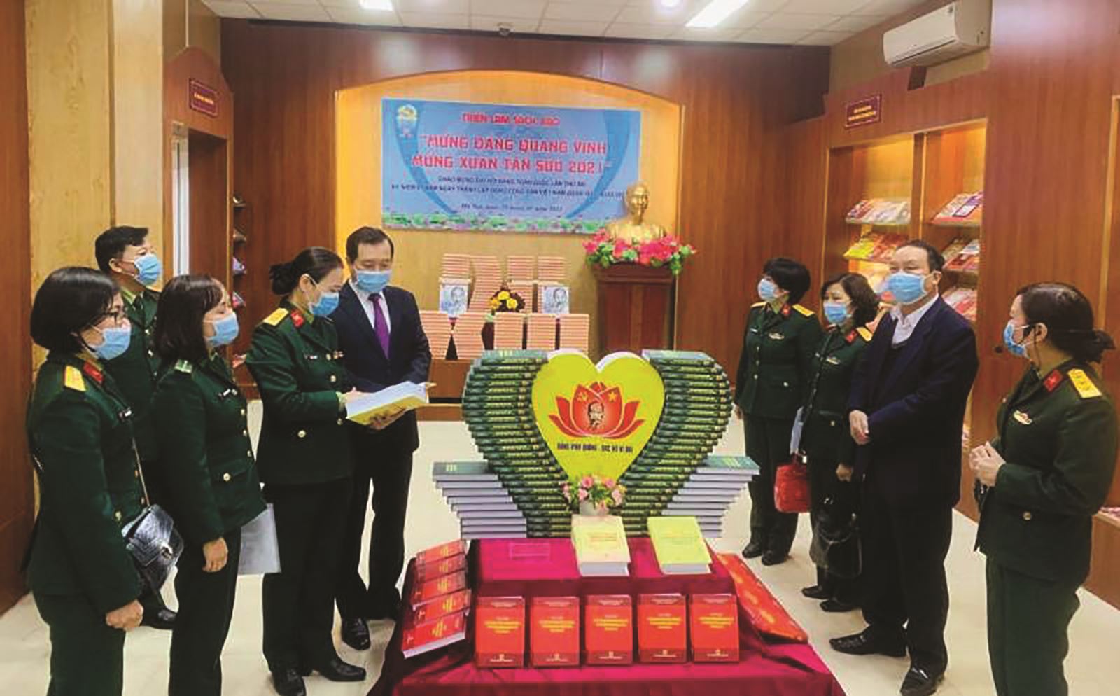 Thư viện Quân đội: Khai mạc triển lãm sách, báo “Mừng Đảng quang vinh, mừng Xuân Tân Sửu 2021”