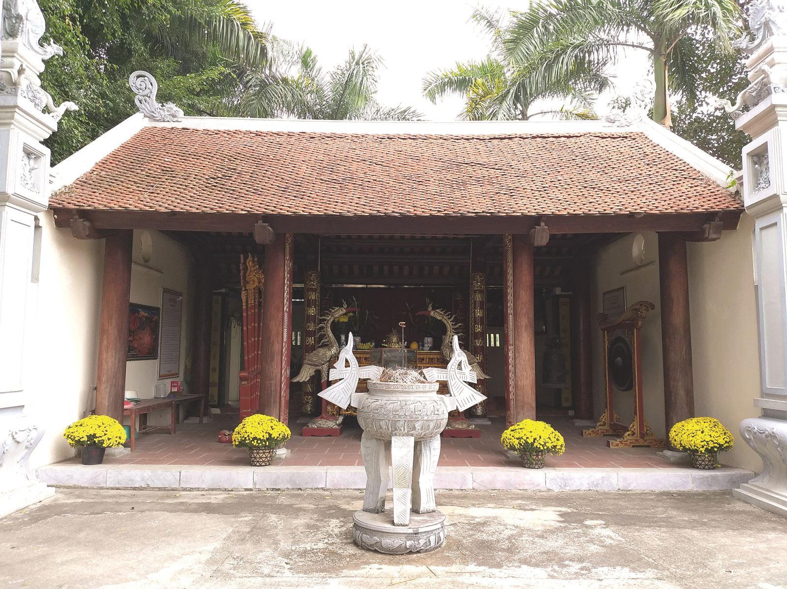 Thăm Hùng Vương Tổ Miếu trên núi Cấm