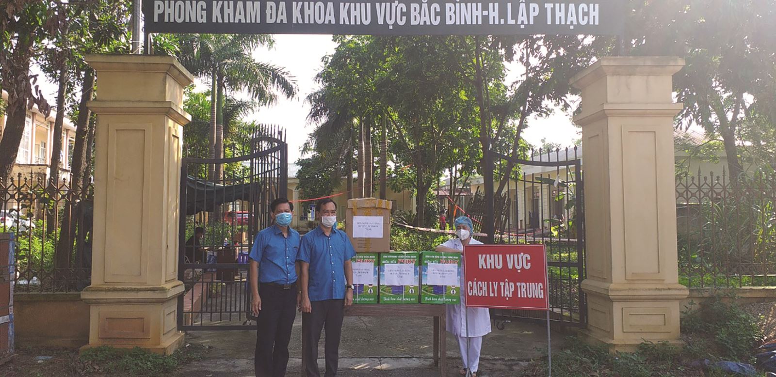 VĨNH PHÚC: Liên đoàn Lao động huyện Lập Thạch thăm hỏi và tặng quà cho cán bộ, y bác sĩ tại tuyến đầu phòng chống dịch bệnh Covid-19