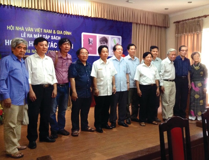 Bài thơ “Hai nửa vầng trăng” dành tặng ai?