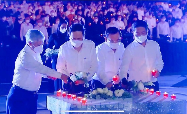 Tưởng niệm đồng bào và cán bộ, chiến sỹ hy sinh, tử vong trong đại dịch COVID-19