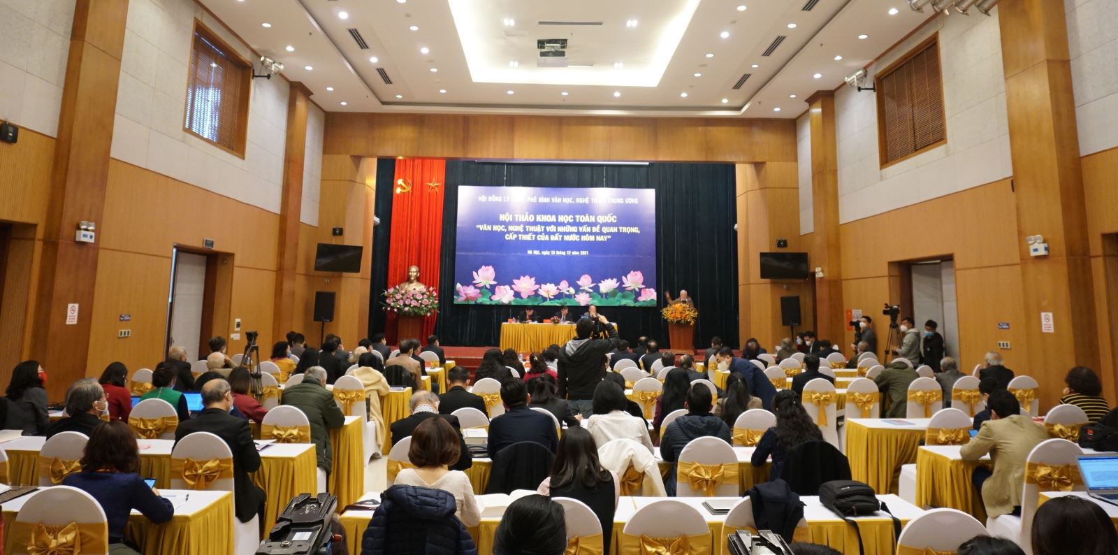 “Văn học, nghệ thuật với những vấn đề quan trọng, cấp thiết của đất nước hôm nay”