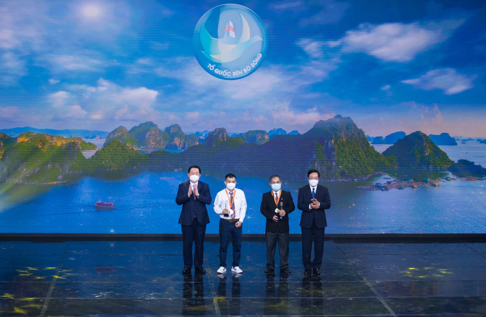 Lễ trao giải và triển lãm Cuộc thi ảnh nghệ thuật “Tổ quốc bên bờ sóng”