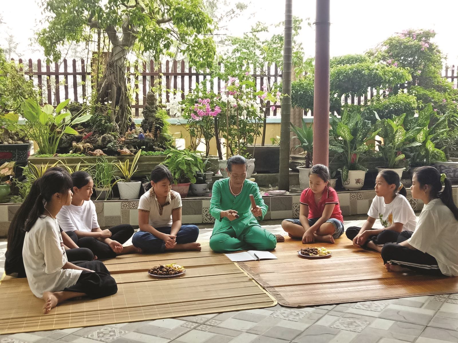 Người lưu truyền những giá trị văn hóa truyền thống