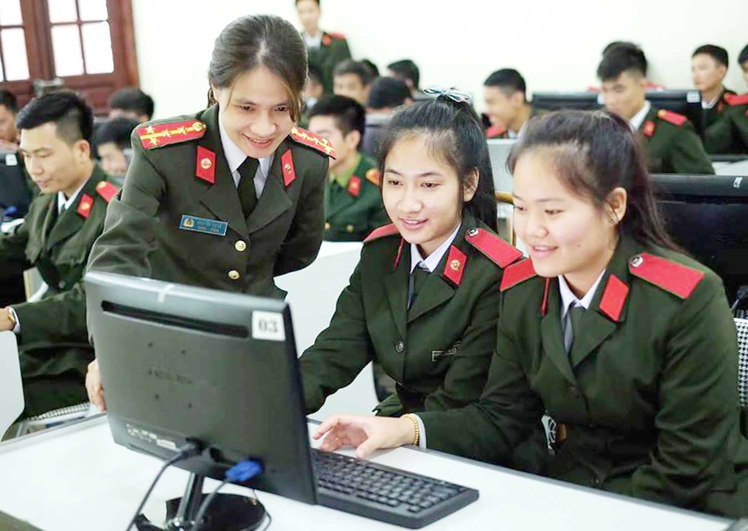 Phát huy tính tích cực chính trị của giảng viên trẻ các nhà trường quân đội trong đấu tranh tư tưởng lý luận trên không gian mạng hiện nay