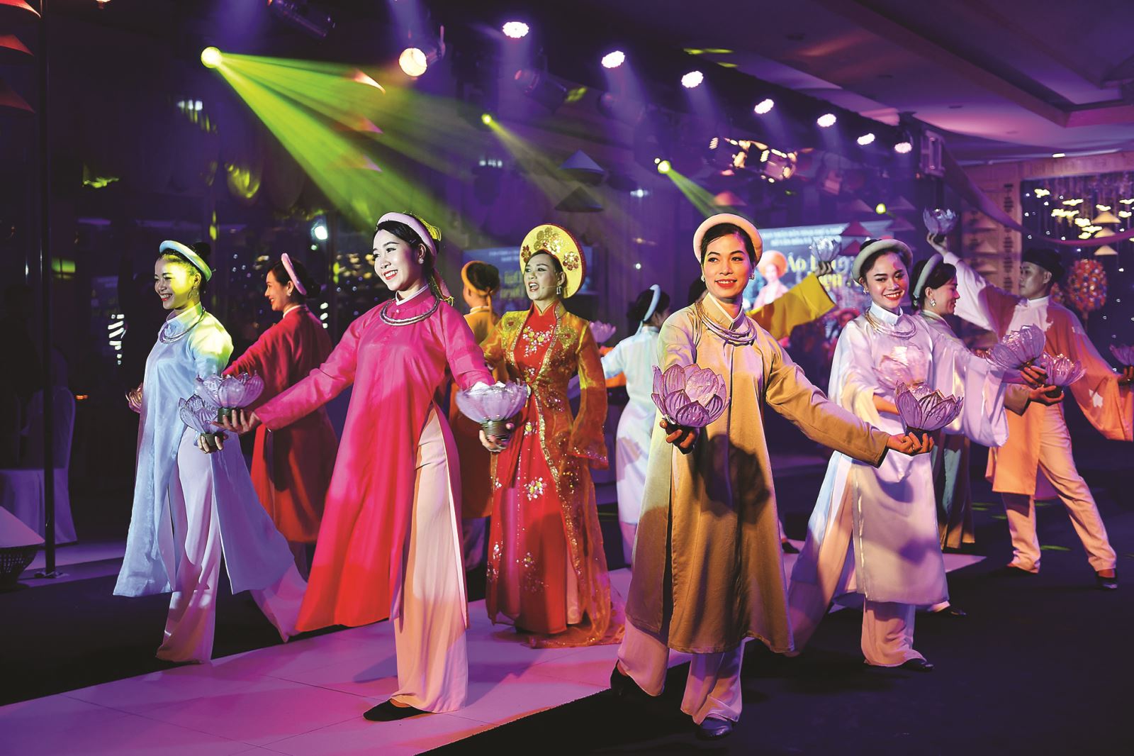 Khám phá vẻ đẹp Áo dài ngũ thân