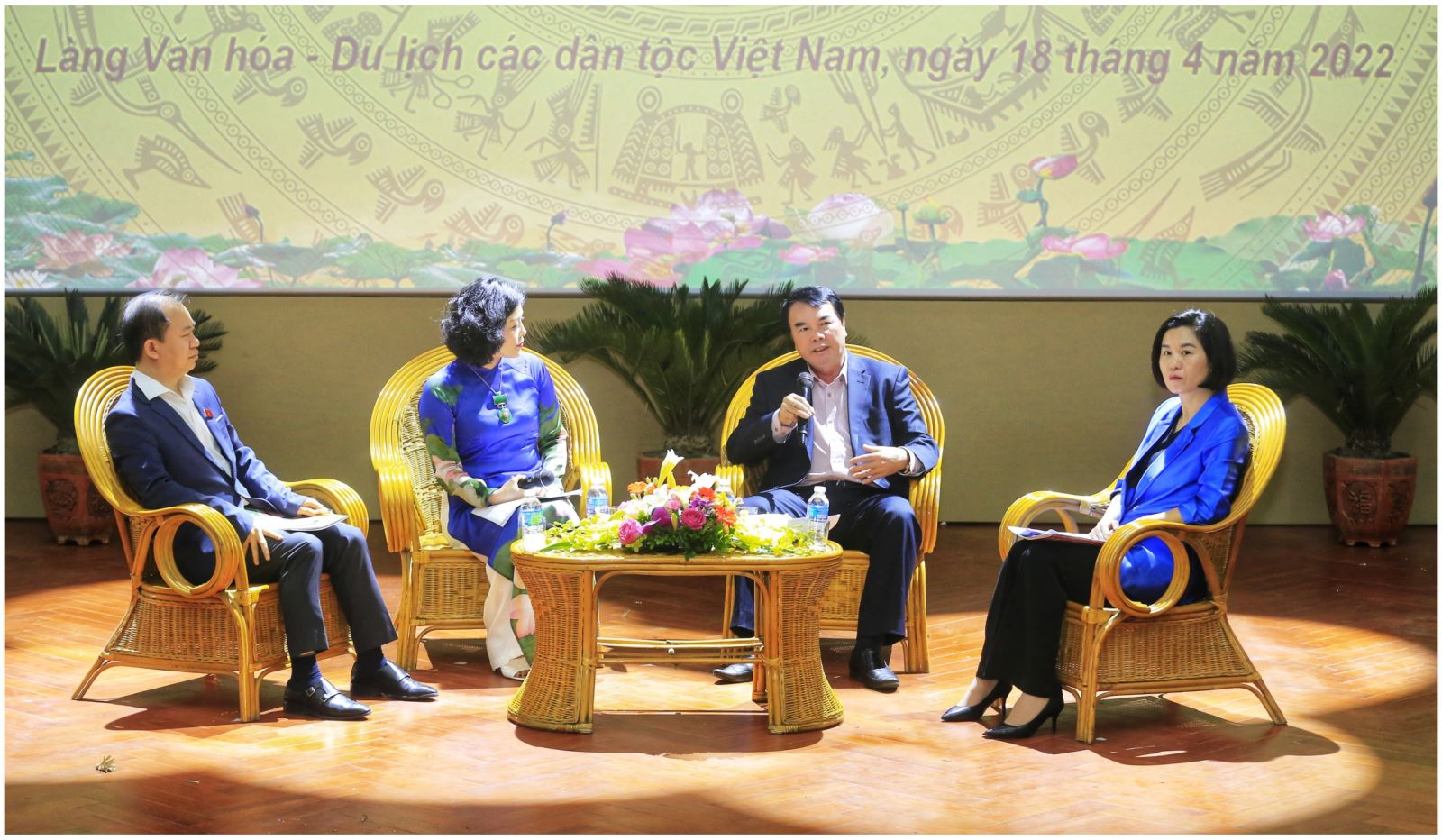 “Phát huy truyền thống văn hóa các dân tộc trong xây dựng môi trường văn hóa” 