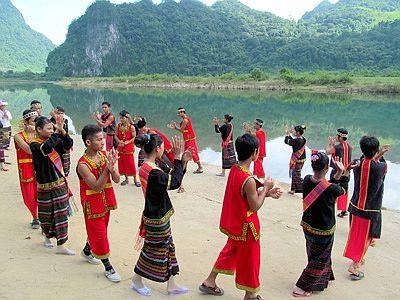 Một số giải pháp bảo tồn và phát triển dân tộc Chứt