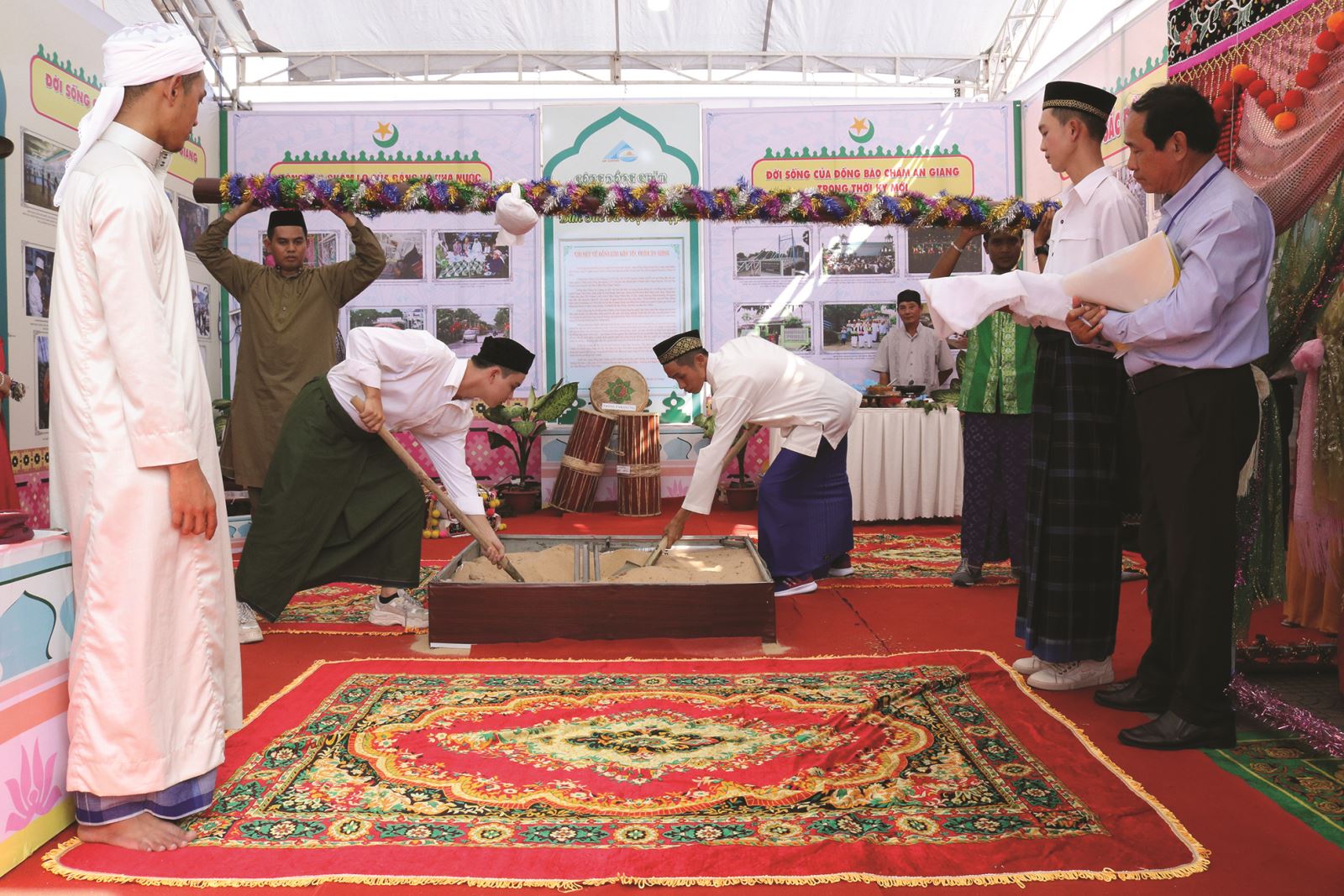 Nghi thức dựng cột nhà và lễ ăn mừng nhà mới của đồng bào Chăm Islam An Giang