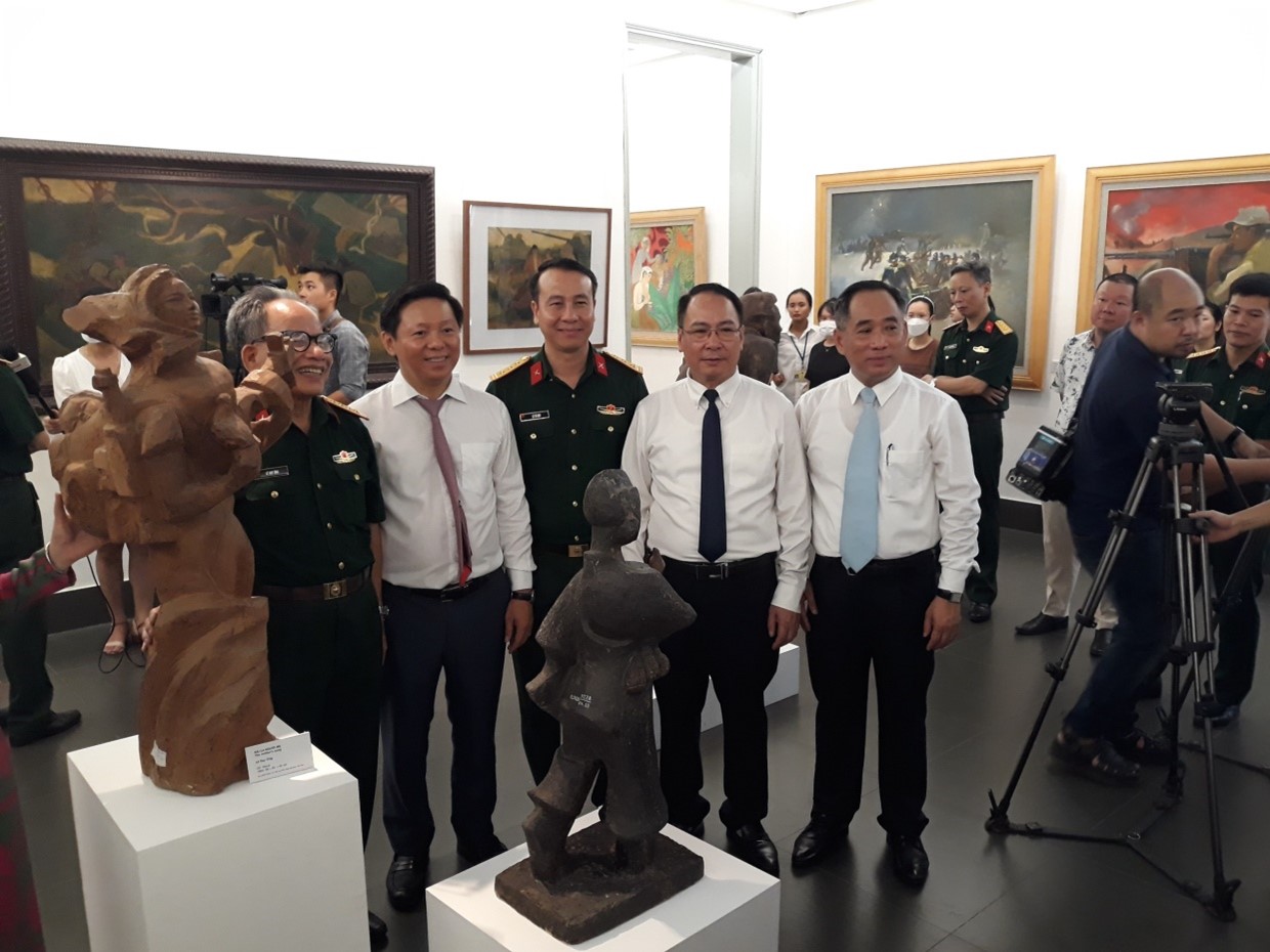  Triển lãm "Còn mãi với thời gian"