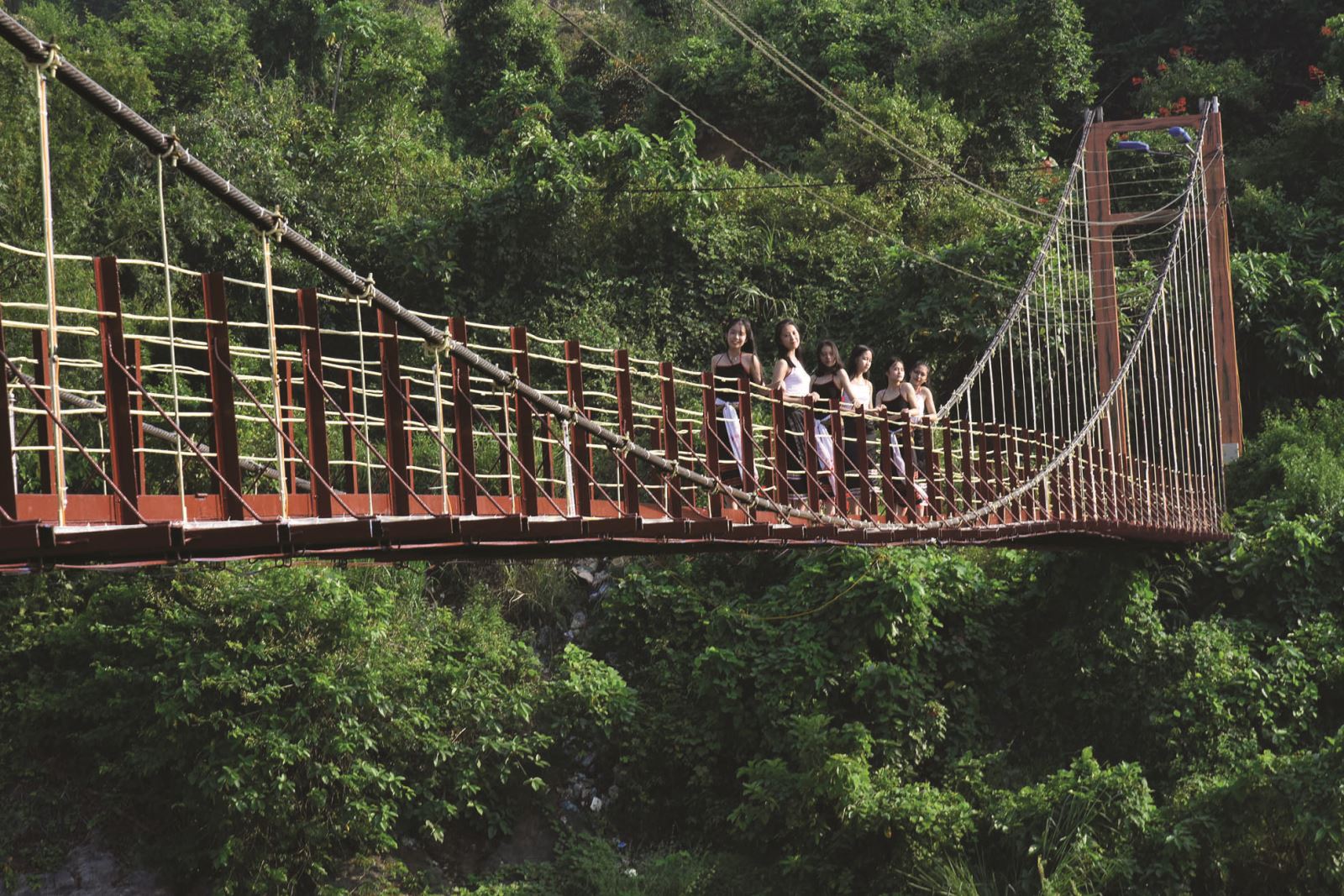 Cầu treo nối nhịp suối ngàn