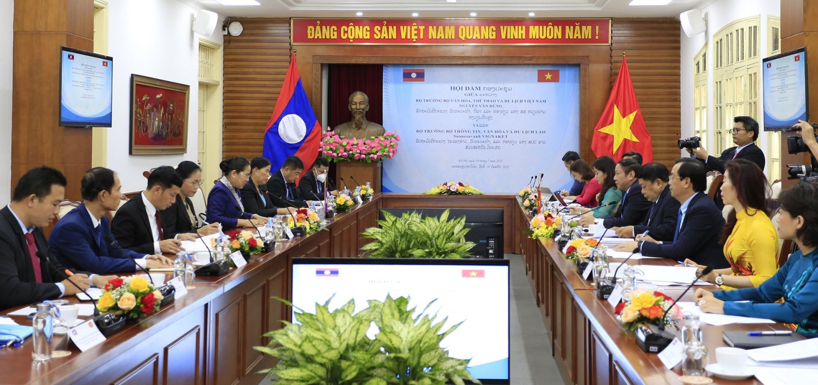 Đẩy mạnh hợp tác, phát triển văn hóa, du lịch giữa Việt Nam và Lào