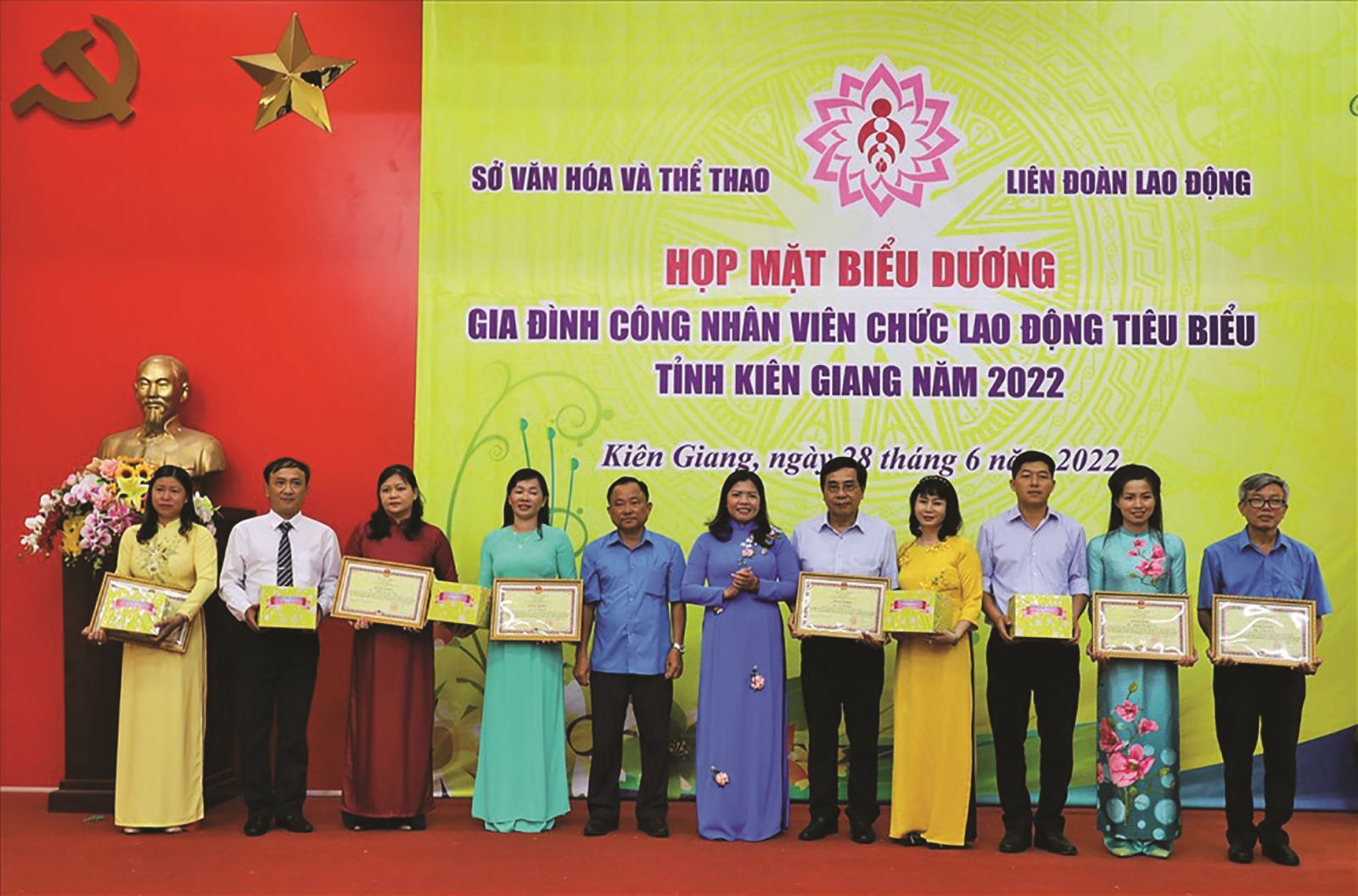 KIÊN GIANG: Khen thưởng gia đình công nhân, viên chức, lao động tiêu biểu