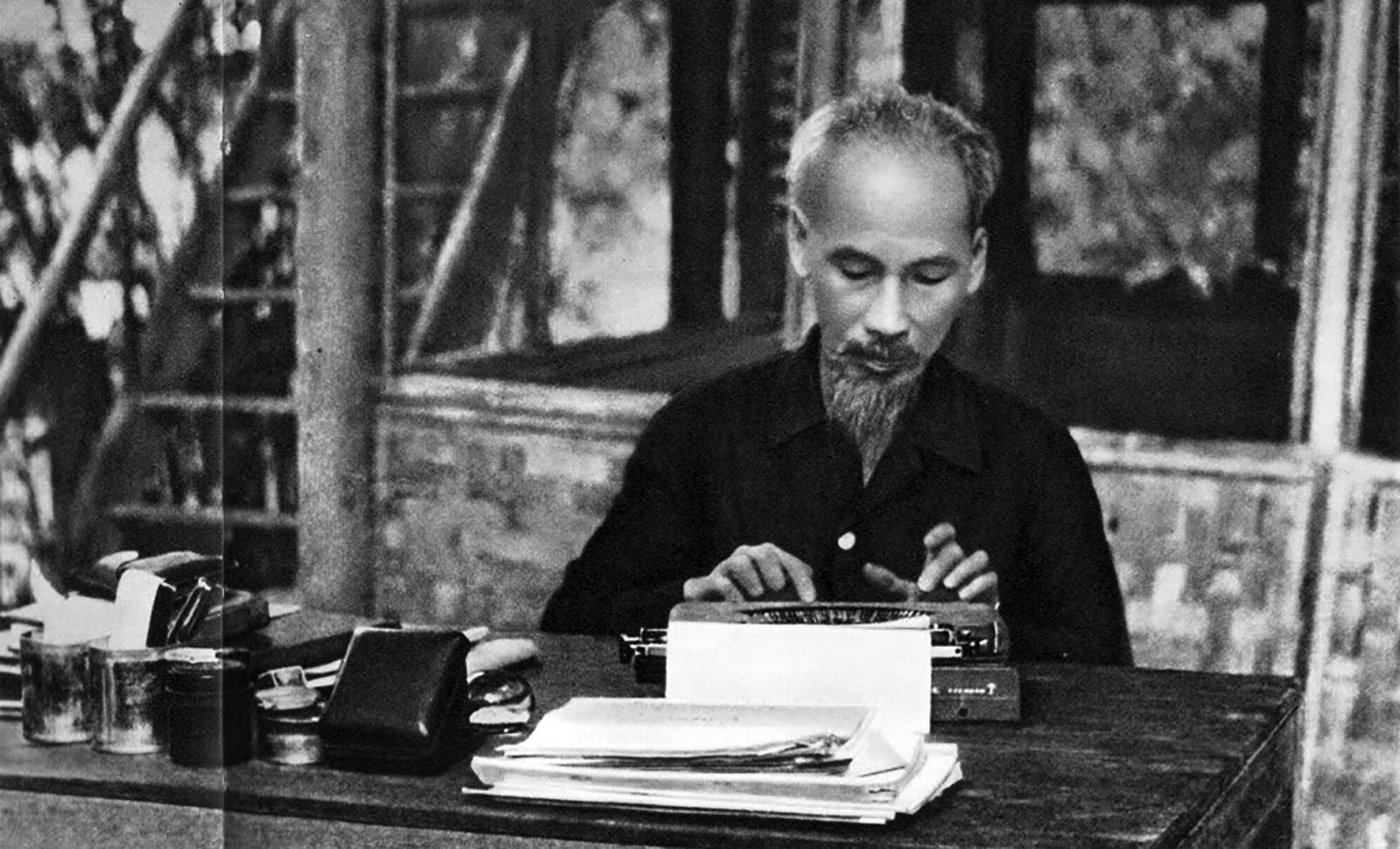 Hồ Chí Minh phê phán “bệnh hiếu danh”-  những chỉ dẫn phòng, chống bệnh thành tích trong cán bộ, đảng viên hiện nay