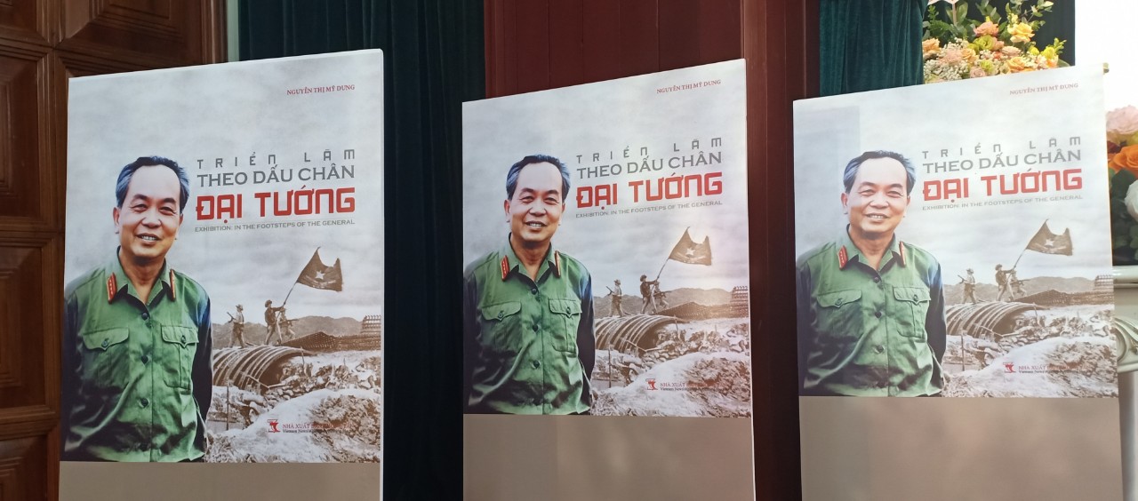 Ra mắt sách ảnh “Triển lãm theo dấu chân Đại tướng” 