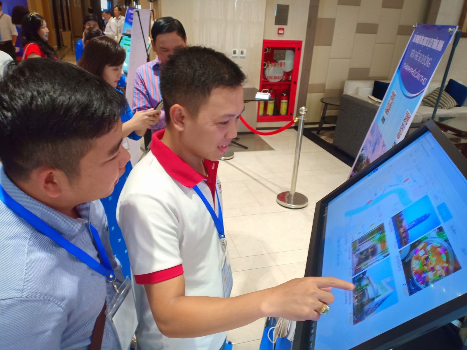 Xây dựng môi trường văn hóa số thích ứng với xã hội hiện đại - Bài 1: "Mở cửa" bước vào không gian số
