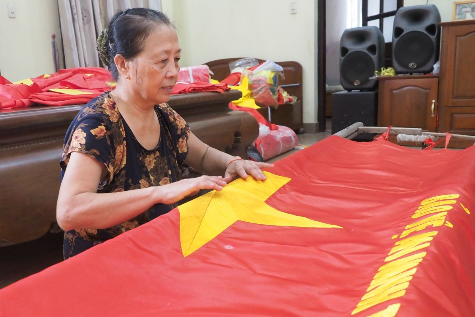 Nghề thêu cờ thủ công ở làng Từ Vân 