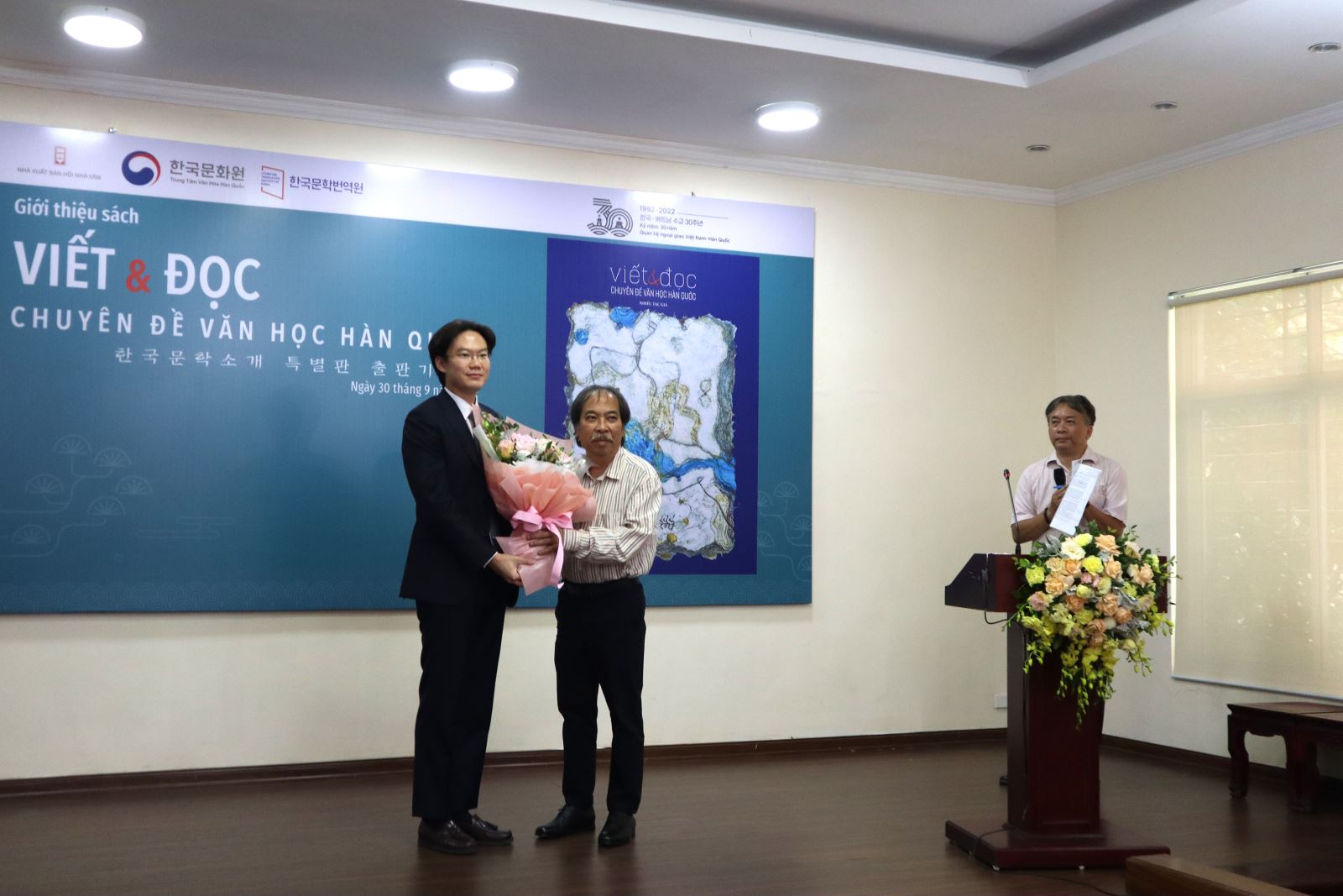 Ra mắt ấn phẩm “Viết và đọc chuyên đề văn học Hàn Quốc”