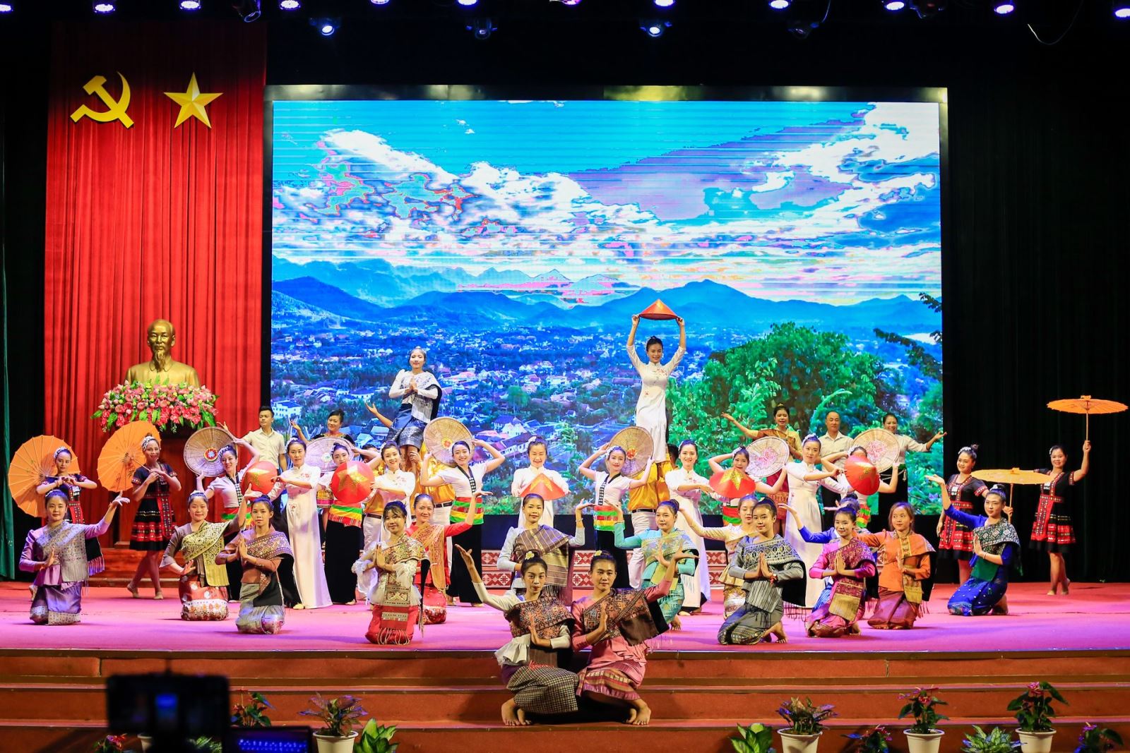 Bế mạc Ngày hội giao lưu VHTTDL vùng biên Việt Nam - Lào lần thứ III