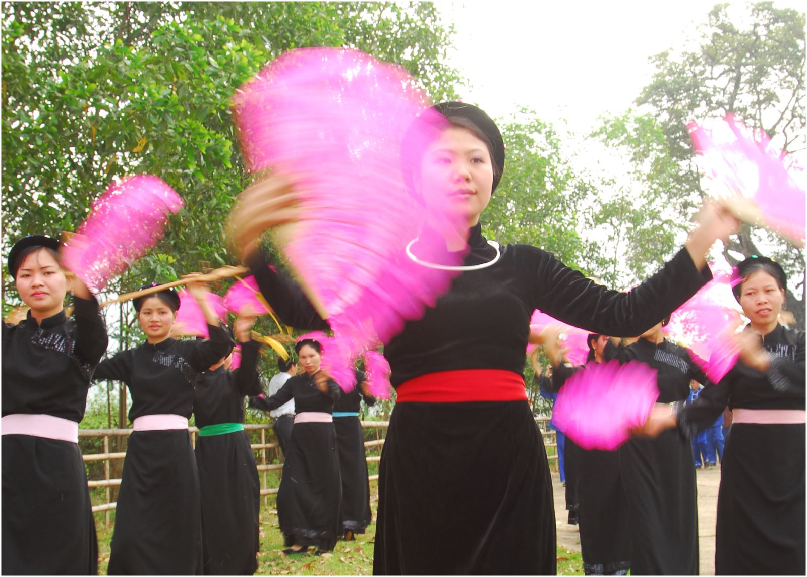 Giải pháp nâng cao chất lượng xây dựng môi trường văn hóa công cộng 