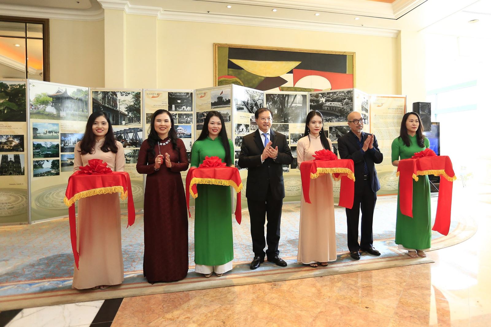 Khai mạc Triển lãm “Bối cảnh quay phim là các di tích, di sản văn hóa của Hà Nội”