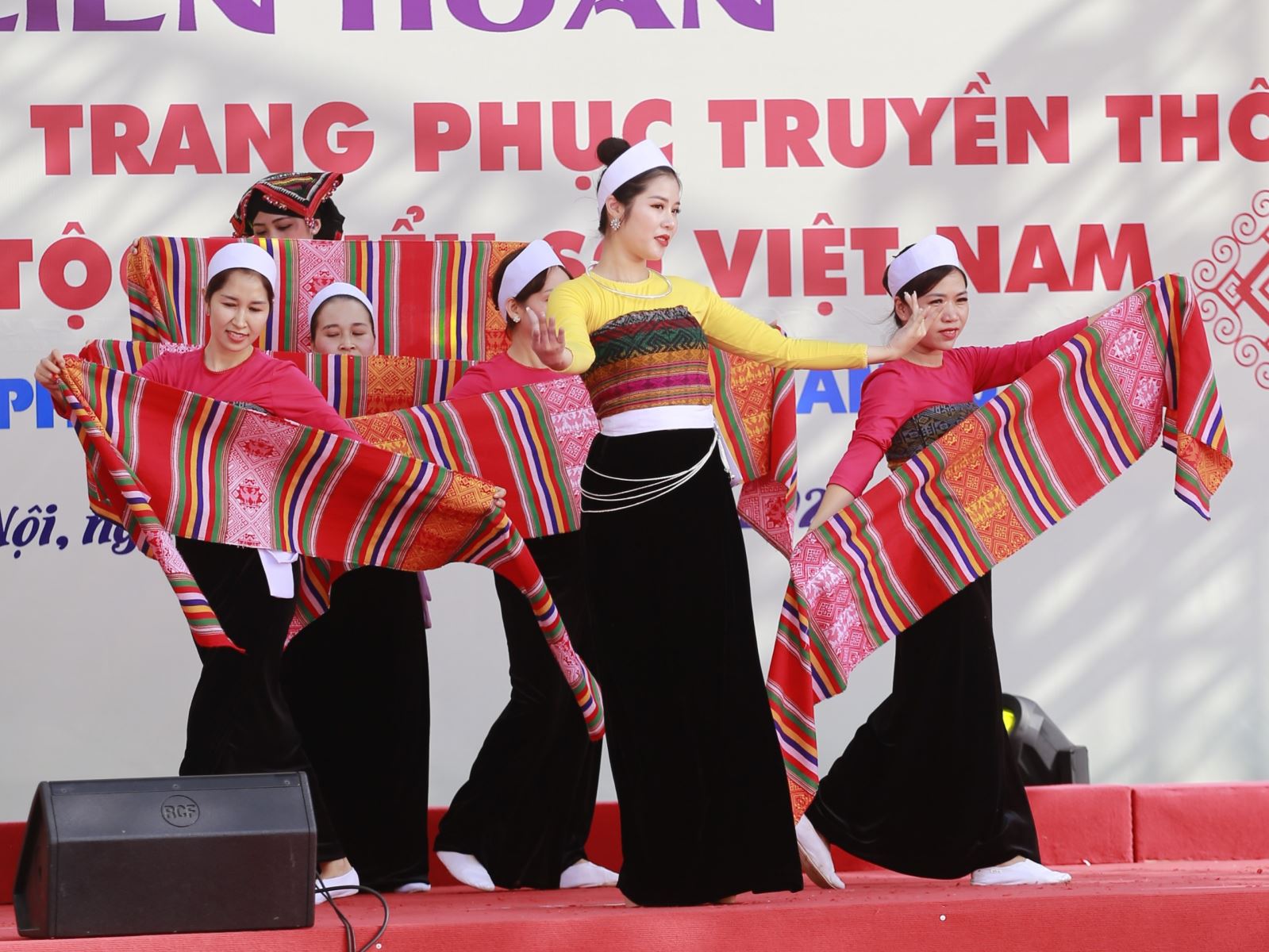 "Giải pháp bảo tồn, phát huy giá trị trang phục đồng bào dân tộc thiểu số"