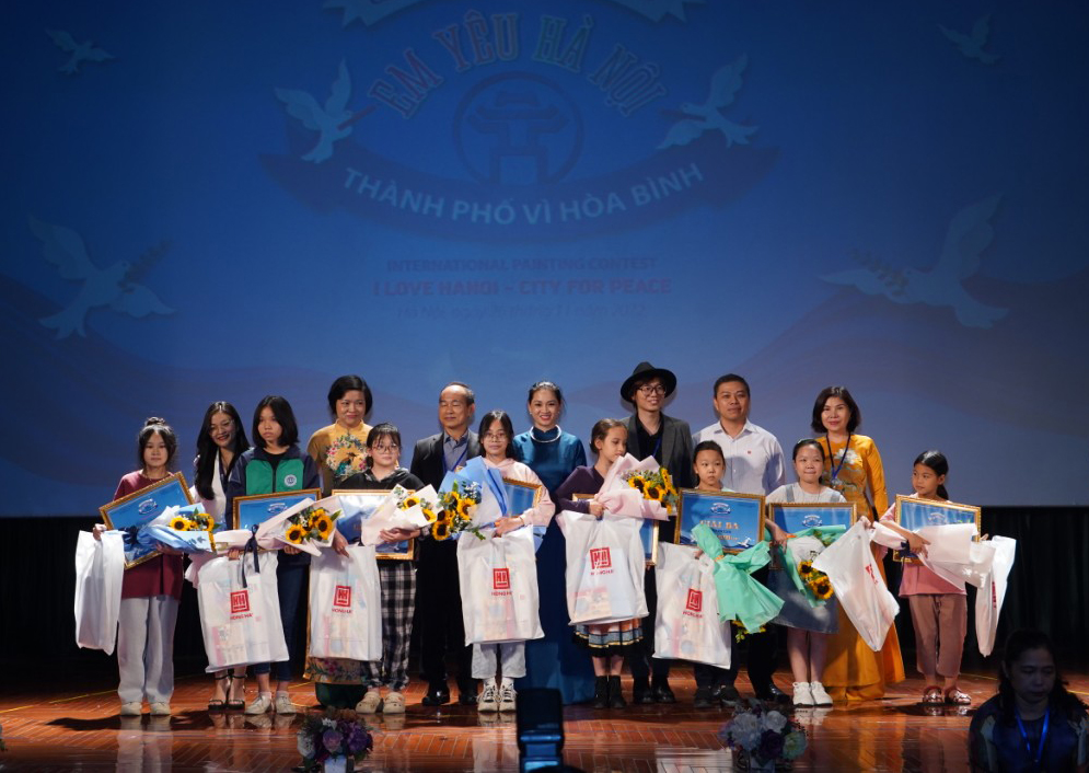 Hà Nội: Hơn 300 thiếu nhi dự thi vẽ tranh “Em yêu Hà Nội - Thành phố Vì hòa bình” năm 2022