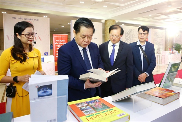 Triển lãm sách tài liệu “Xây dựng và phát huy giá trị văn hóa, sức mạnh con người Việt Nam”