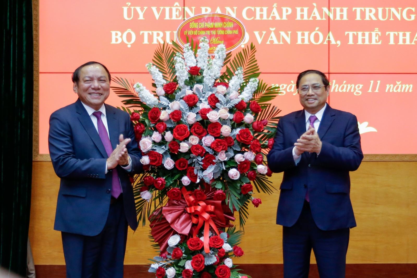 Lễ trao Huy hiệu 40 năm tuổi Đảng tặng Bộ trưởng Bộ VHTTDL Nguyễn Văn Hùng
