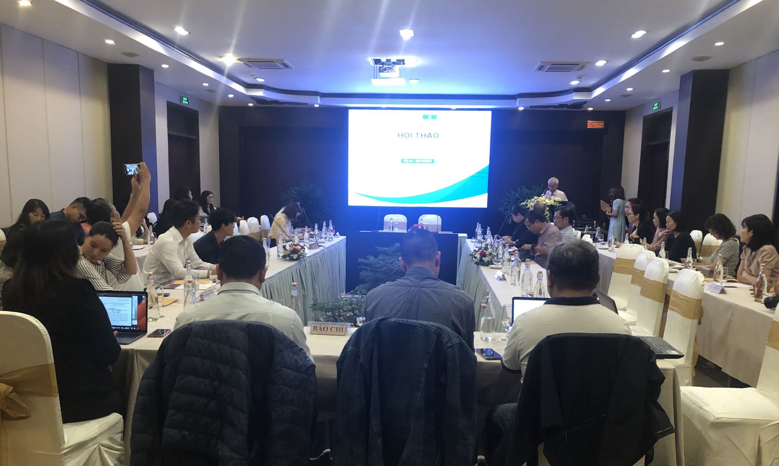 “Chia sẻ kinh nghiệm, giải pháp ứng phó khủng hoảng COVID-19”
