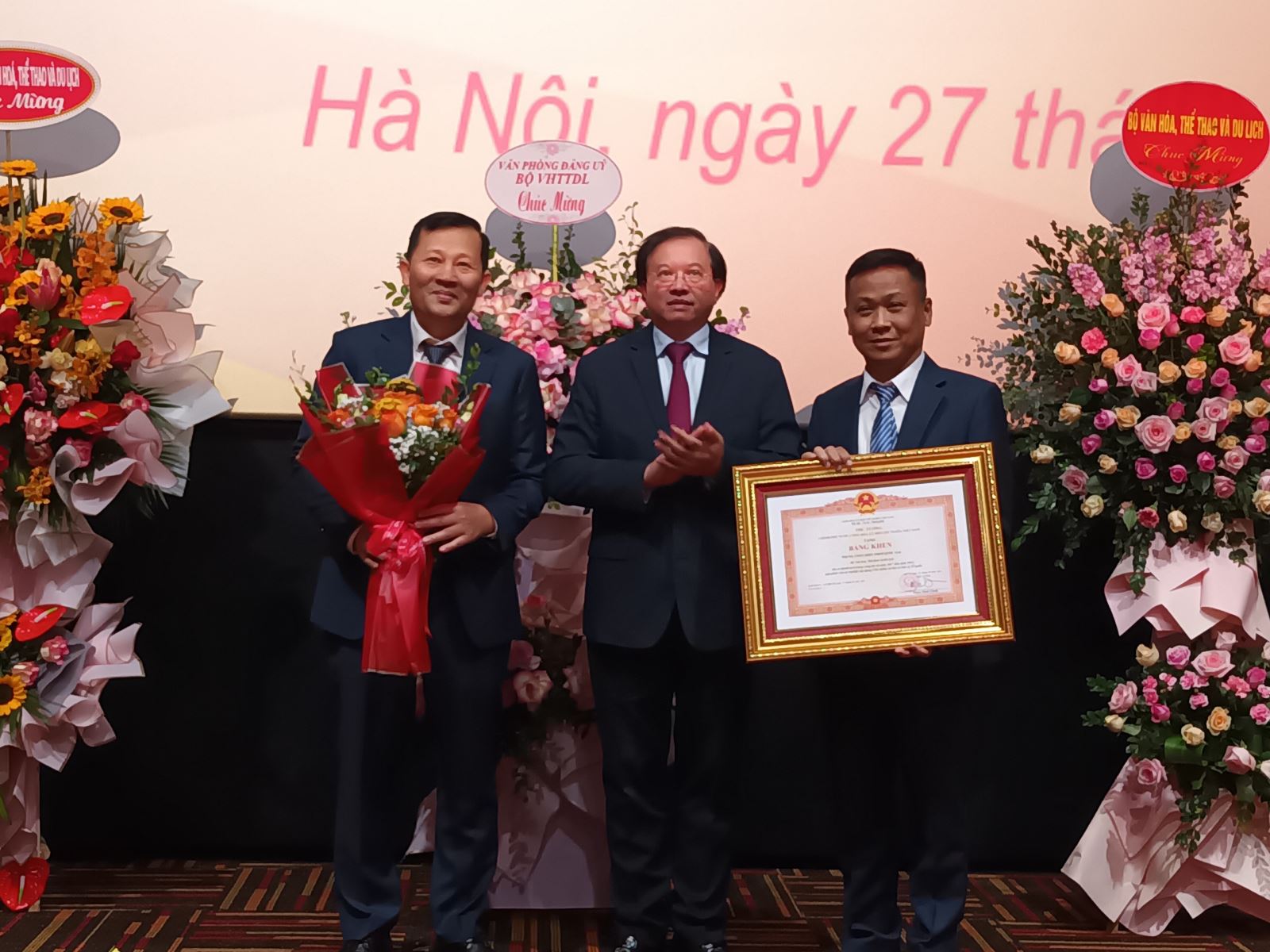 Trung tâm Chiếu phim quốc gia đón nhận Bằng khen của Thủ tướng Chính phủ