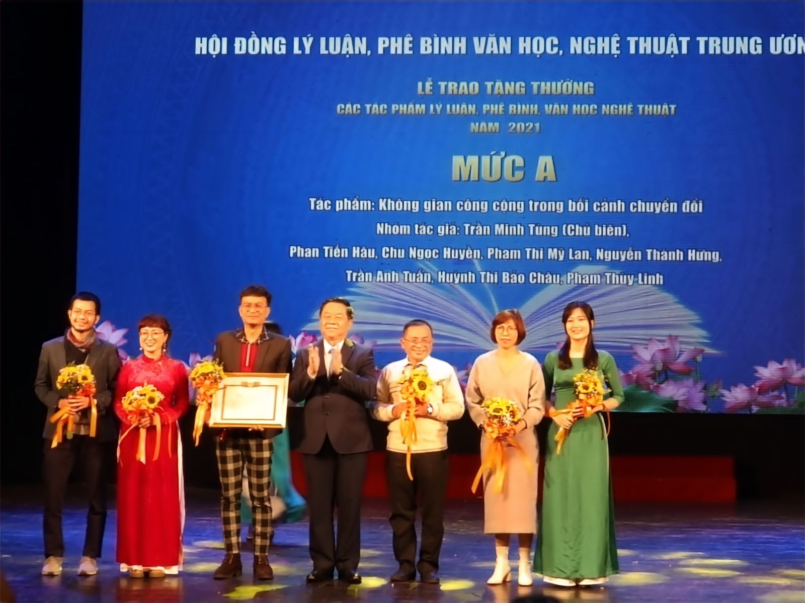Tặng thưởng các tác phẩm chất lượng cao về lý luận, phê bình văn học, nghệ thuật