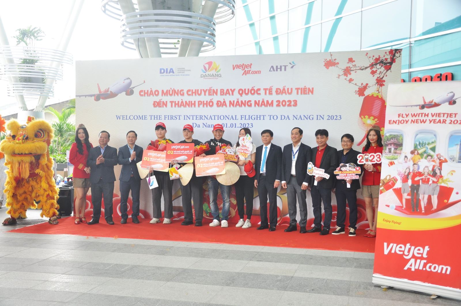 Đà Nẵng: Chào đón 335 du khách đầu tiên của năm 2023 đến từ Hàn Quốc và Hà Nội