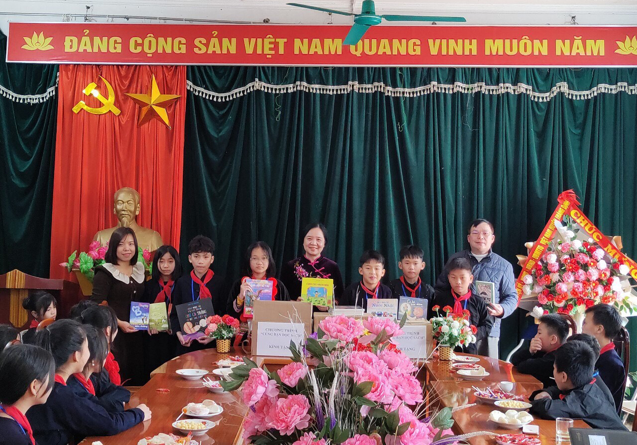 Trao tặng hơn 600 cuốn sách tại Chương trình “Xuân đoàn kết - Tết biên cương”