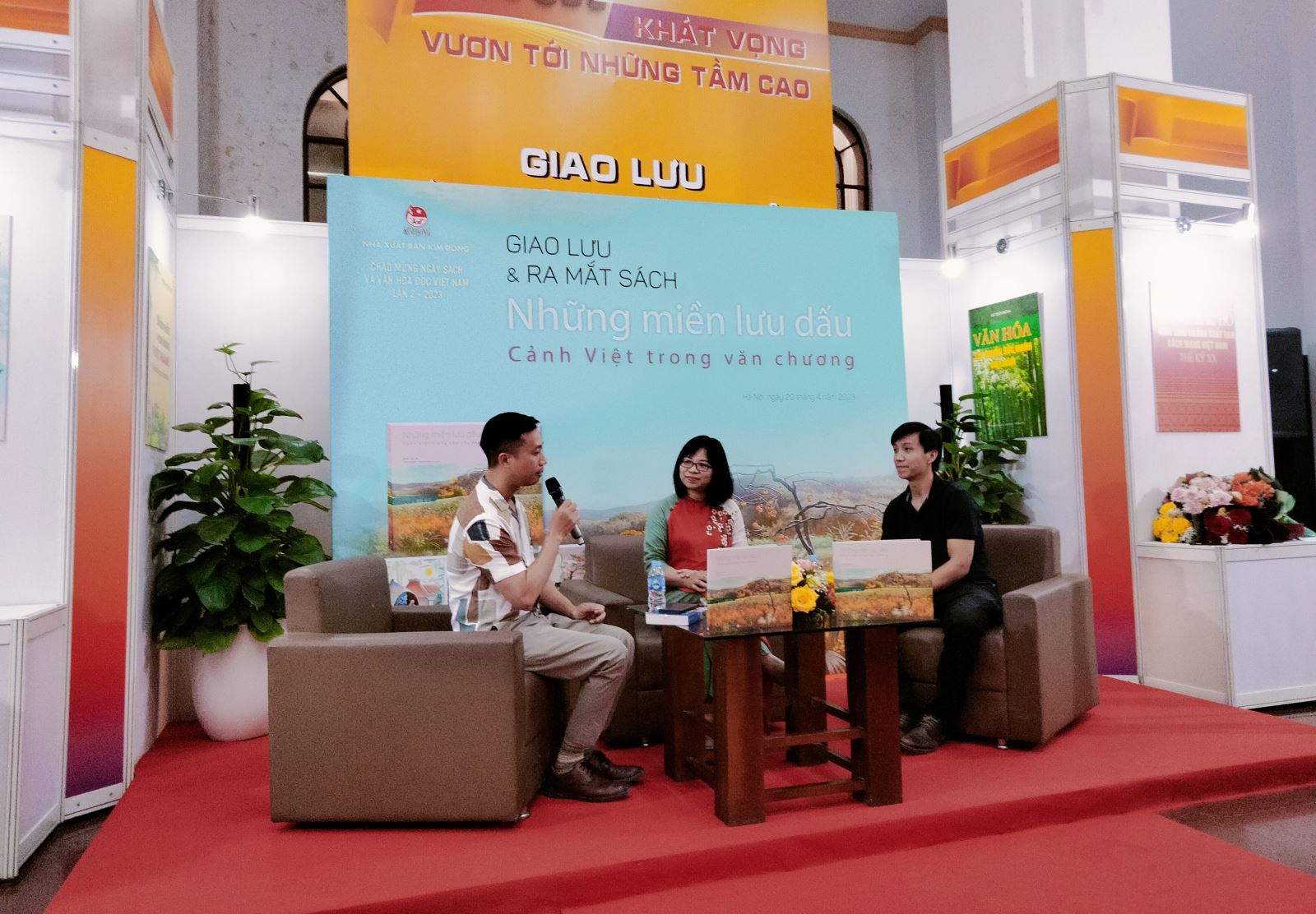 Giao lưu ra mắt sách “Những miền lưu dấu - Cảnh Việt trong văn chương”