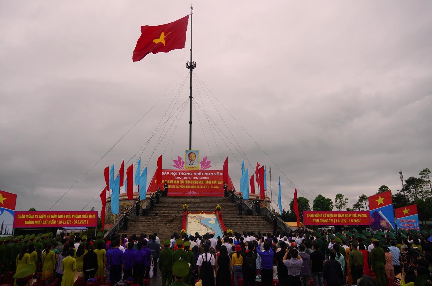 Lễ thượng cờ thống nhất non sông tại Khu Di tích Đôi bờ Hiền Lương - Bến Hải 
