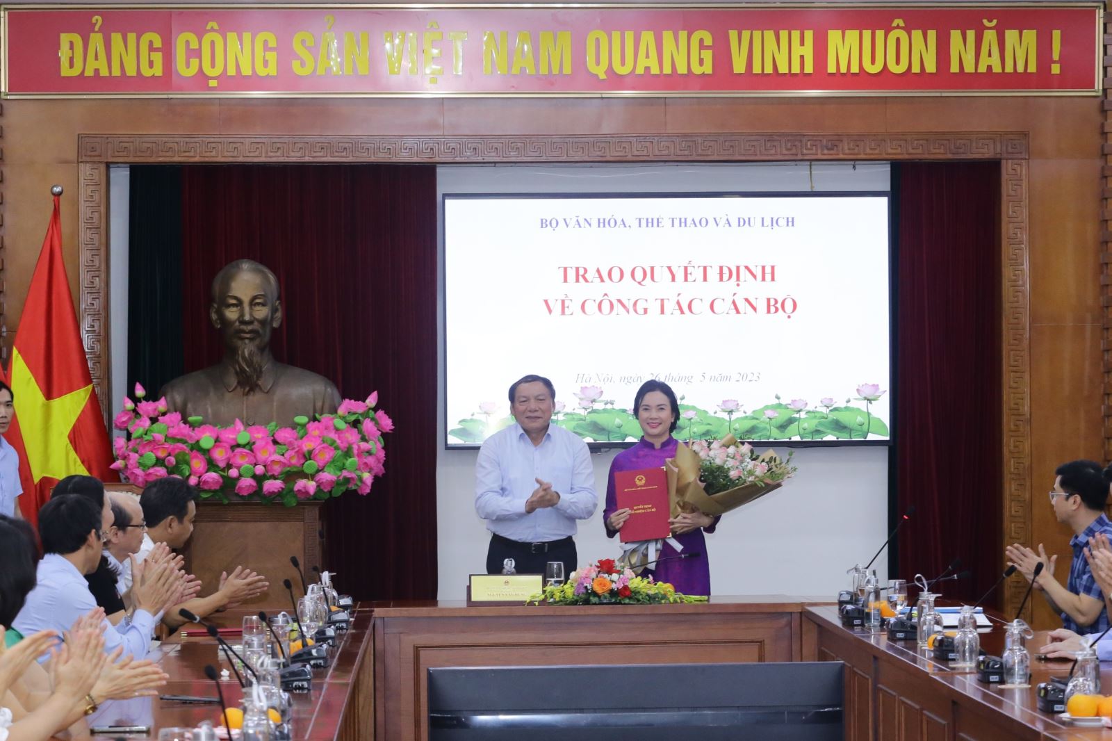 Bộ VHTTDL trao quyết định về công tác cán bộ