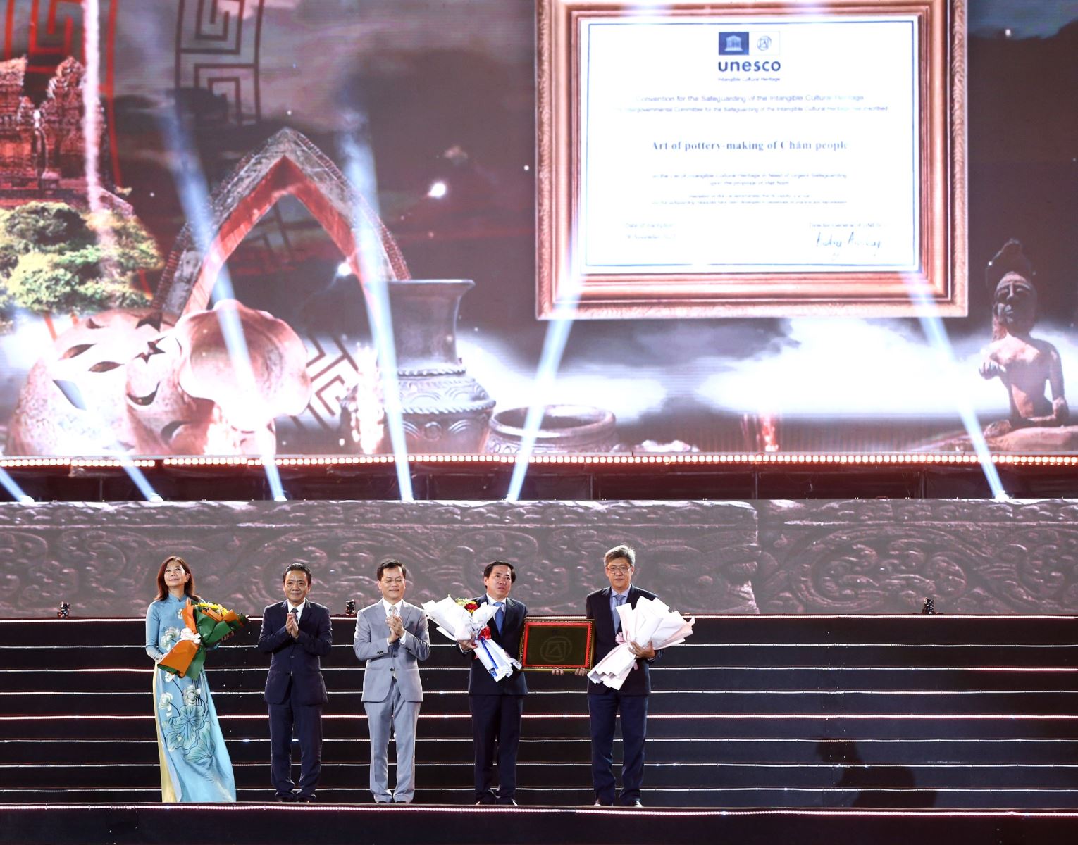 Lễ đón Bằng UNESCO ghi danh “Nghệ thuật làm gốm của người Chăm” vào danh sách Di sản văn hóa phi vật thể cần bảo vệ khẩn cấp 