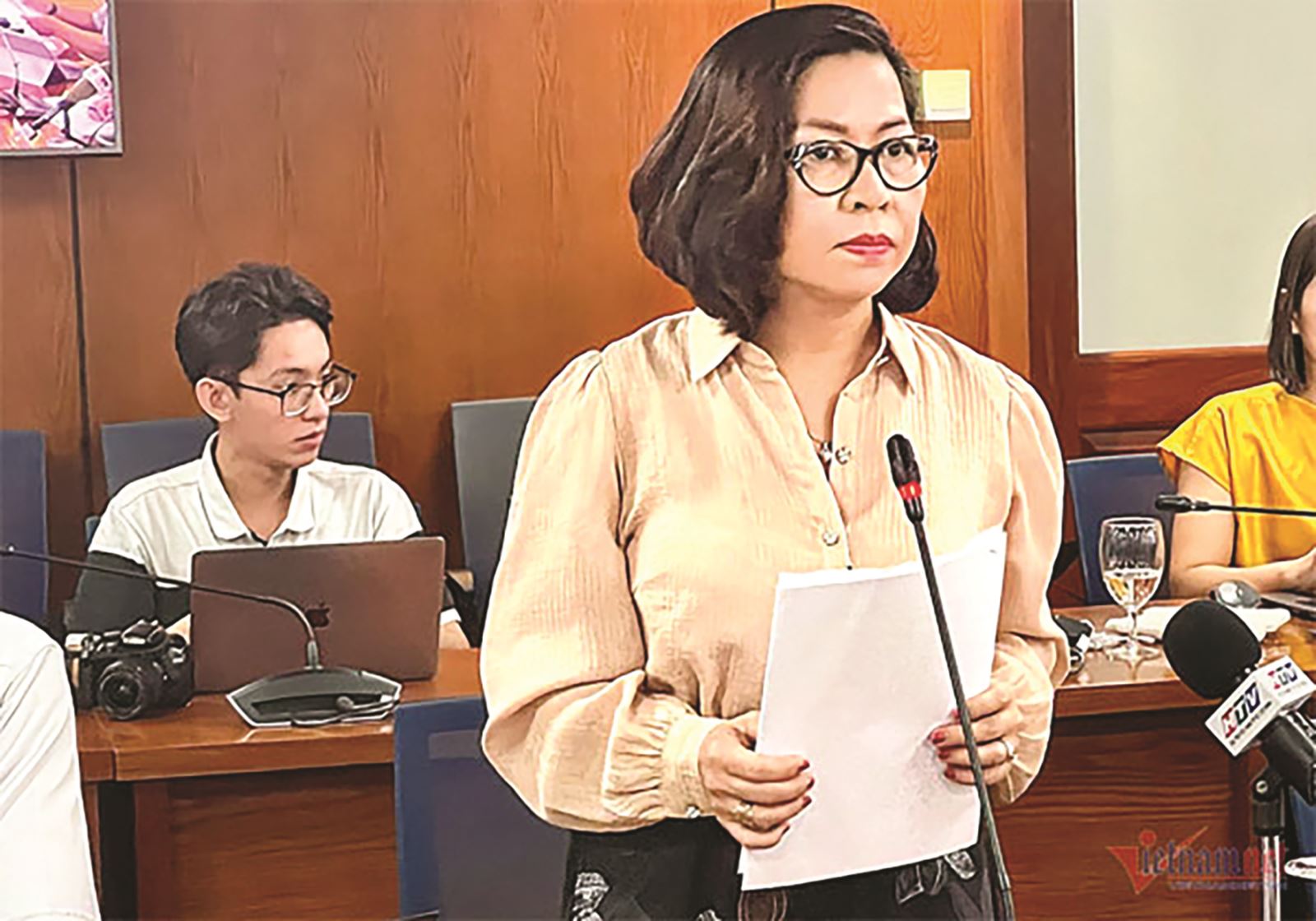 Cần cẩn trọng khi đưa trang phục truyền thống lên sàn diễn