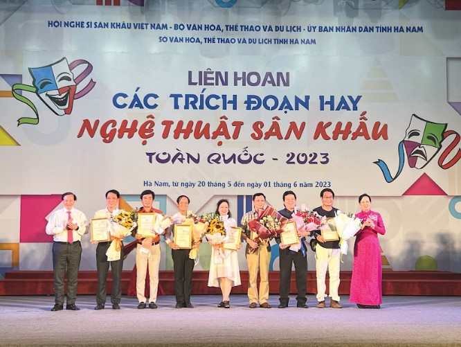 Không chỉ là cuộc vui của nghệ sĩ sân khấu