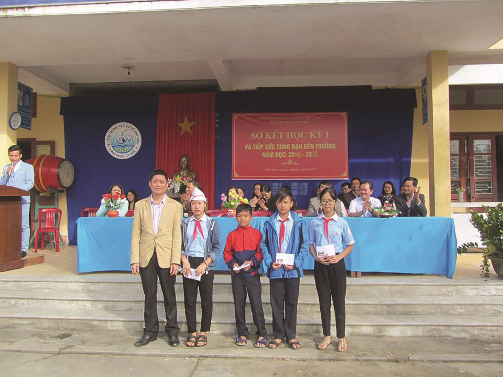 Hai vợ chồng tích cực làm thiện nguyện