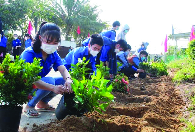 Thanh niên Phong Điền làm đẹp vùng quê