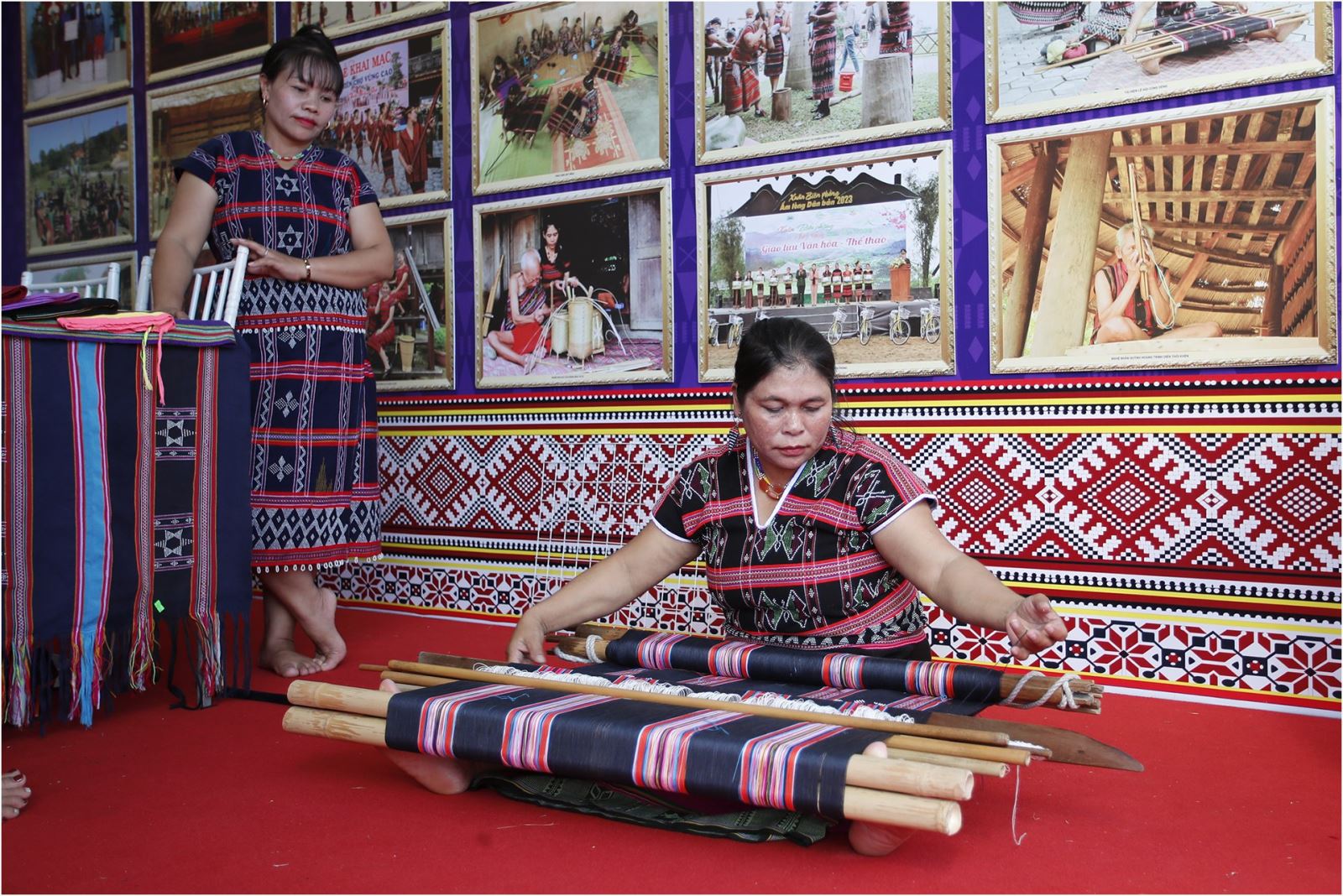 Rực rỡ sắc màu trang phục truyền thống các dân tộc miền Trung