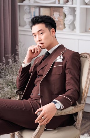 Trọng Lân đi gữa hai miền sáng tối