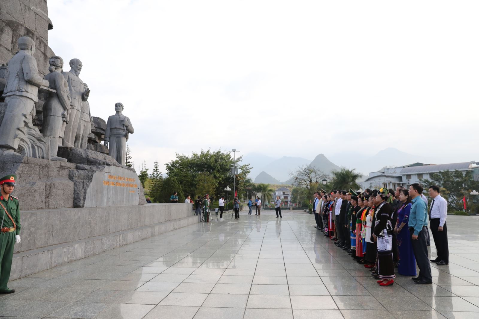 Đoàn đại biểu dự Ngày hội và Tuần Du lịch - Văn hóa Lai Châu năm 2023 dâng hoa tại Tượng đài Bác Hồ với các dân tộc Lai Châu