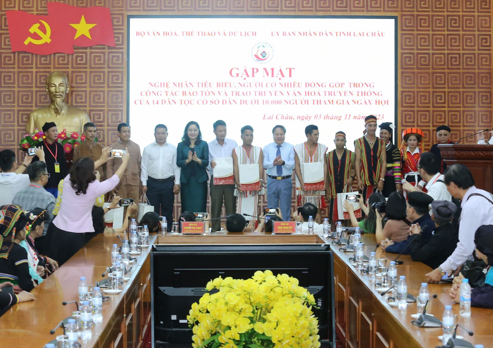 Gặp mặt nghệ nhân tiêu biểu, người có nhiều đóng góp trong công tác bảo tồn và trao truyền văn hóa truyền thống