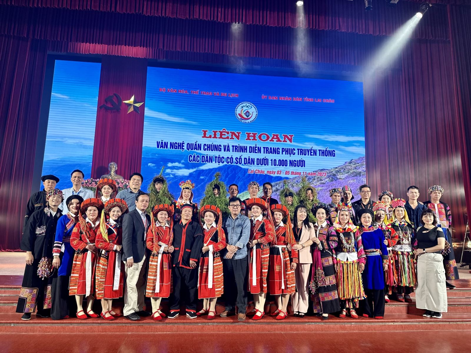 Liên hoan nghệ thuật quần chúng và trình diễn trang phục truyền thống các dân tộc có số dân dưới 10.000 người